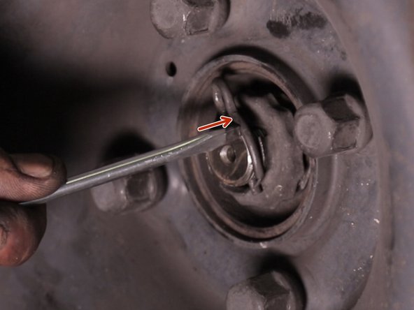 Replacer la goupille à l'aide d'un tournevis