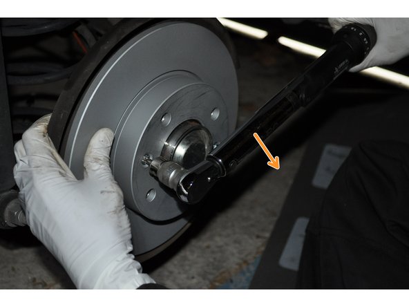 Mettre en place le nouveau disque et serrer les deux vis à l'aide d'une clé dynamométrique