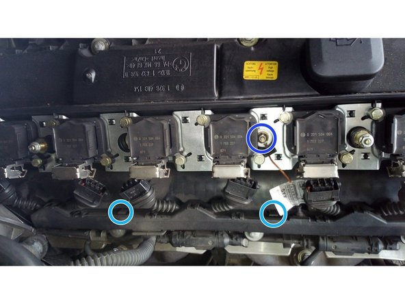 Dévisser la tresse de masse (douille de 8)