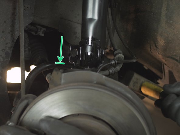 Si l'amortisseur résiste, taper sur la fusée à l'aide d'un marteau