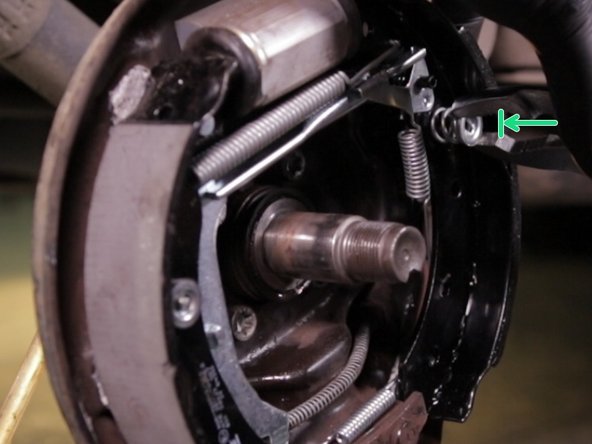 Placer la rondelle sur le ressort, le tourner et le bloquer avec la pince multiprise