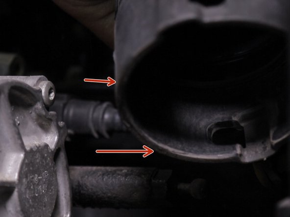 Décrocher la partie inférieur du manchon d'arrivée d'air