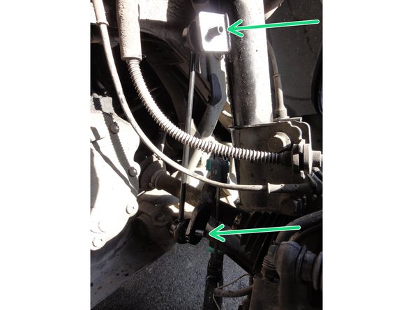 J'ai serré le triangle avec un serre joint sans trop forcé pour sortir la biellette sans effort.