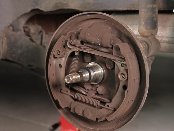 Nettoyez la graisse restante sur la fusée d'essieu