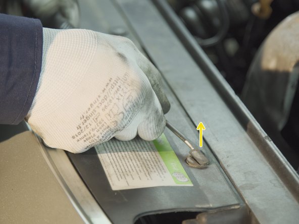 A l'aide d'un tournevis plat, faites levier sur l'agrafe de fixation du pare-choc pour la retirer
