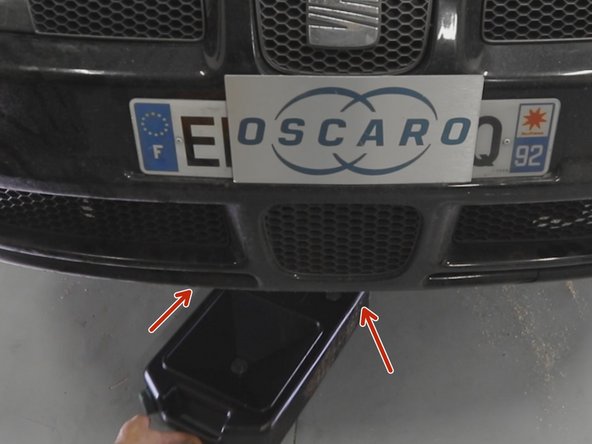 Placer un bac sous le bouchon de carter