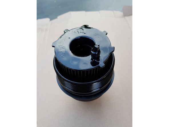 Avec une douille de 27mm et une rallonge retirez le couvercle du boîtier du filtre à huile.