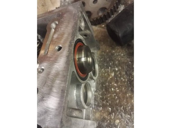 Placez l'ancien joint devant et tapez avec un maillet caoutchouc pour enfoncer complètement le nouveau joint