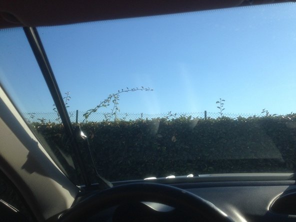 Lorsque les essuie-glaces arrivent en position verticale, c'est à dire quand ils ont balayé le pare-brise et avant qu'ils ne fassent le chemin retour, coupez le contact !