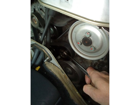 Déposer entièrement la courroie. Vérifier que les tendeurs mobile et fixe tournent facilement et sans accroche. Si non procéder à leurs remplacement. Reposer la nouvelle courroie en suivant le cheminement. Commencer par la pompe à eau et terminer par la compresseur de climatisation. Utiliser la clé de 24 mm pour détendre le tendeur.