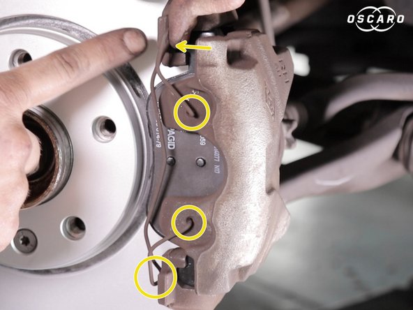 Replacer le ressort en commencent par le bas puis finir en repoussant le haut