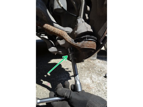 Avec une douille de 21mm débloquez l'écrou.