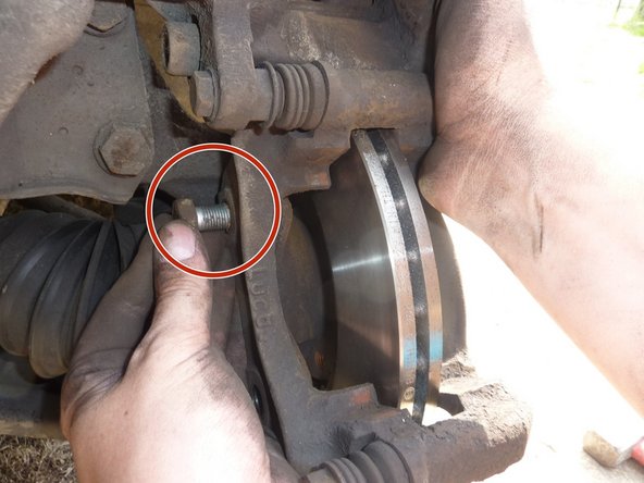 Visser et bloquer les deux vis à l'aide d'une clé plate de 18.