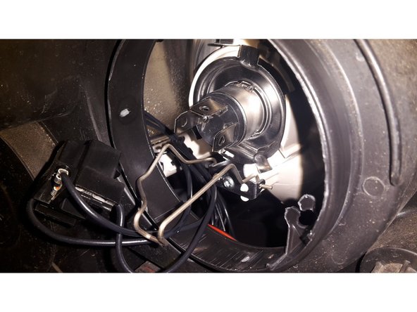 Basculer le clip entièrement vers le bas pour extraire l'ampoule.