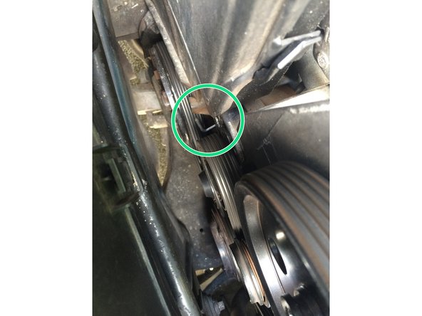 La courroie est montée avec un tendeur à ressort. Il est nécessaire de faire pivoter le galet tendeur vers l'avant de la voiture afin de pouvoir glisser une clé allen (par exemple) dans le trou de blocage du tendeur.