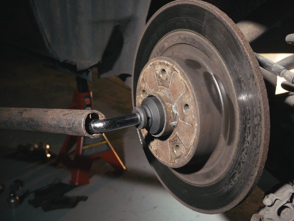 A l'aide d'une douille de 36, d'une clé à douille et de la rallonge la plus longue possible, desserrer l'écrou du moyeu