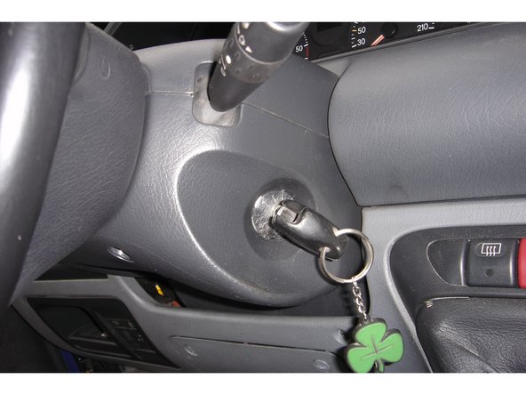 On clipse la demi-coquille supérieure dans celle du dessous. Et on remet les 2 vis en place à l'aide du tournevis torx T20; tout en maintenant les 2 demi-coquilles en place