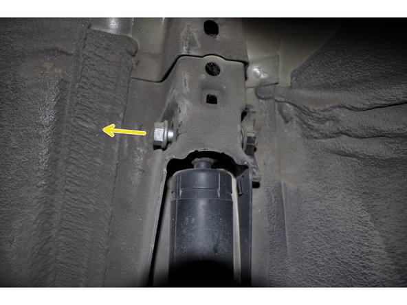 Utiliser une clé de 16 mm pour dévisser l'axe. Il faut maintenir le corps de l’amortisseur avant de retirer l'axe.