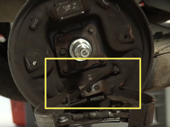 Retirer le kit de frein en le tirant vers vous,attention ce dernier est toujours fixer au câble de frein à main