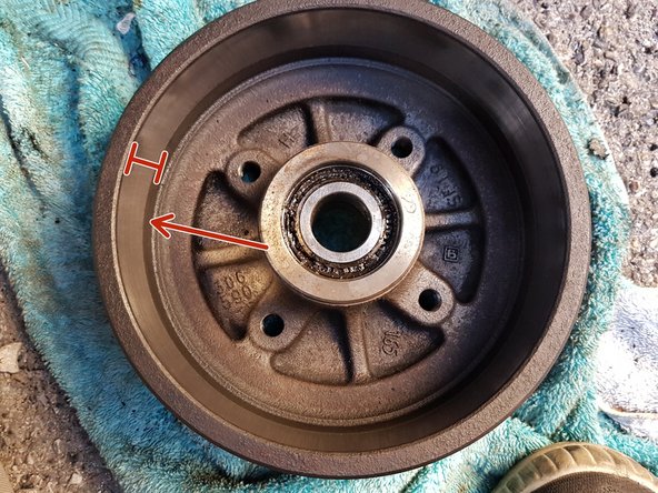 
Also clean the drum. Once cleaning is complete, lightly sand the inside of the brake strip with emery cloth (= fine-grain sandpaper).
