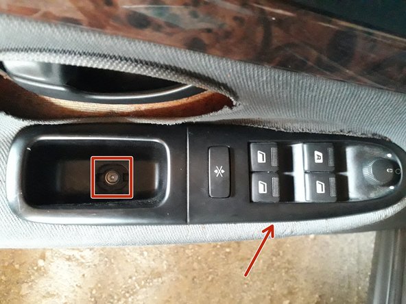 Déposer la vis de fixation et déclipser l'enjoliveur d'interrupteurs