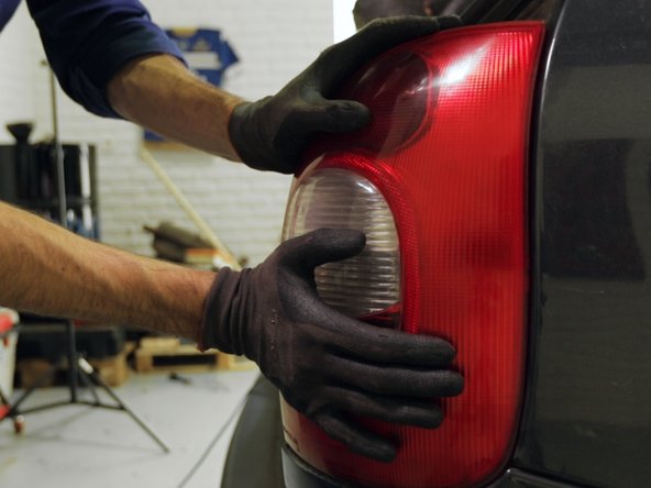 Placer les deux tétines en face des trous pour emboîter le feu