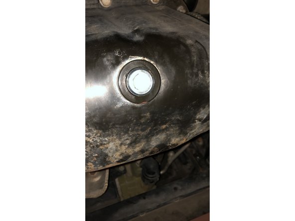 Démarrer le véhicule, le laisser tourner aux ralentie pendant quelques minutes, coupez le contact et verifier le niveau moteur froid sur un sol plat