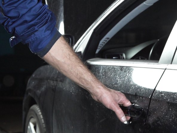 Ouvrir la portière côté conducteur et s'installer au volant