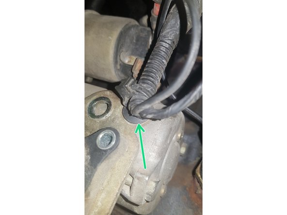 Avec une douille Torx mâle T40 retirez les 2 vis.