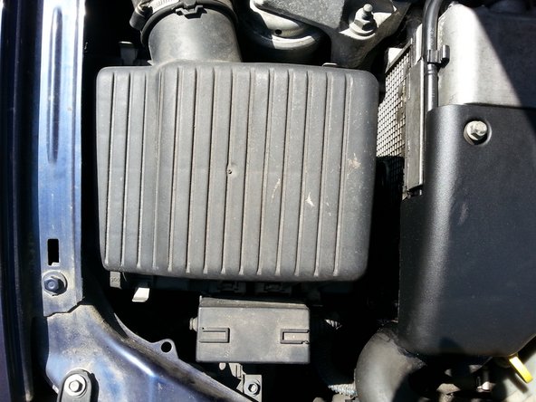 clipser les 4 agrafes puis remettre le boitier de fusibles