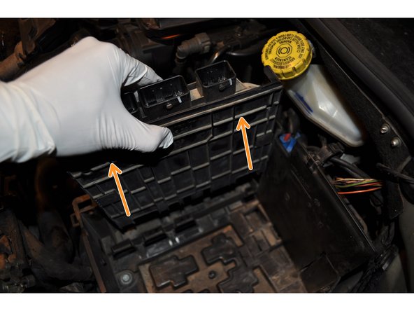 Tirer à la verticale pour sortir le calculateur du bac à batterie