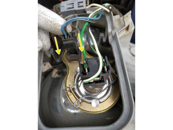 Veiller à présenter la prise dans le bon sens : les 3 broches de la prise sur les 3 broches de l'ampoule.