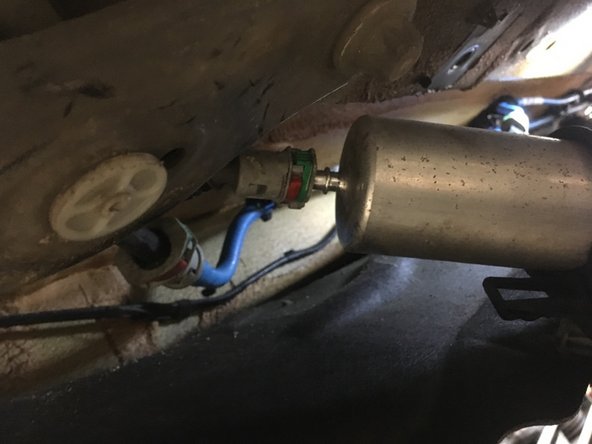 Presser sur le clips vert et rouge tout en tirant sur la durite pour la débrancher