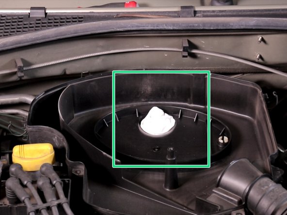 Effectuer un coup de soufflette afin de nettoyer toutes les impuretés dans la boite à air