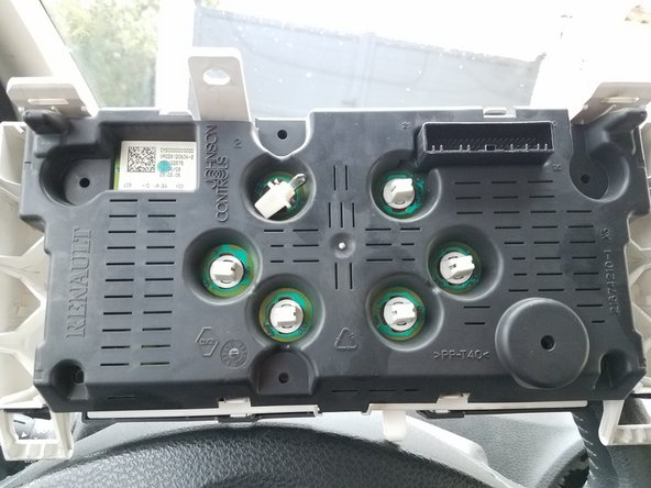 Deviser en faisant un quart de tour les ampoules, puis changer celle-ci