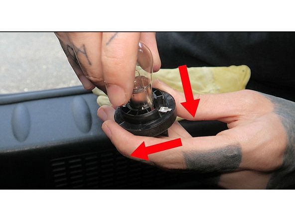 Insérez l'ampoule neuve en la poussant dans le socle et pour la verrouillez tourner vers la droite