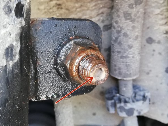 Le boulon est composé d'un orifice permettant le blocage lors du desserrage de l'écrou (ici clef allen)