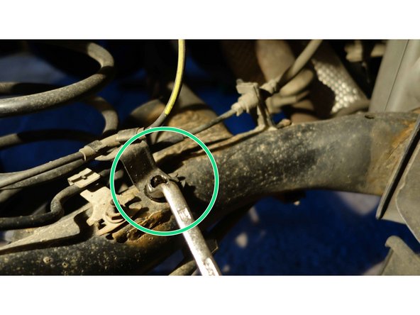 Avec une clé de 10mm. Refixer l'écrou de fixation du câble d'ABS sur son support.