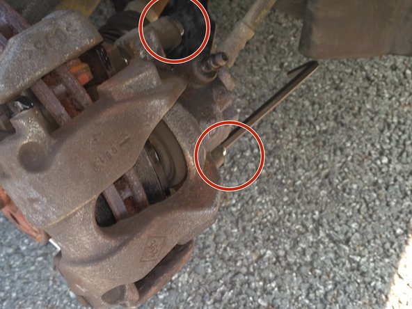 Visser à nouveau les deux vis allen de fixation de l'étrier