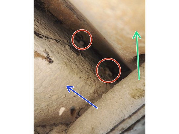 Très forte probabilité de casse/arrondir la tête, ne pas lésiner sur le dégrippant et utiliser une clé à tuyauter.