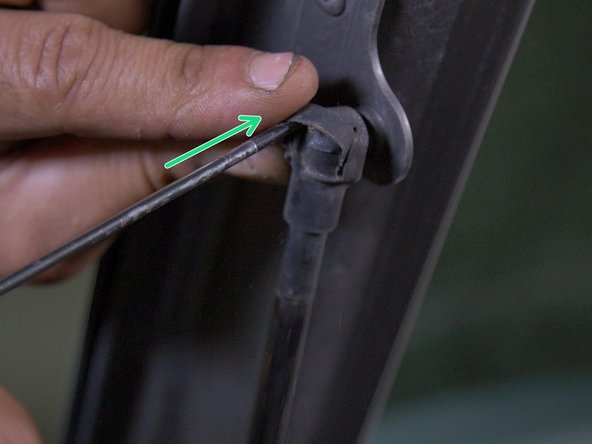 Placer le tournevis entre le clips et le vérin , faire basculer le clips et retirer le