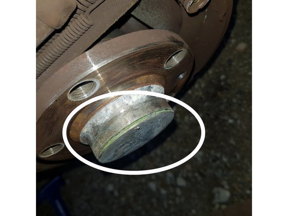 - Retirer le cache du roulement en tapant dans la fente à l'aide d'un marteau et d'un tournevis puis d'un burin