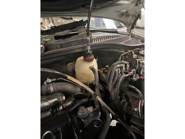 On vise le contrôleur de fuite au bouchon  contrôle de fuite .