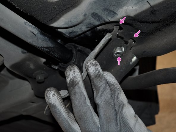 Reposer la bride en insérant d'abord les deux ergots et la vis de triangle.