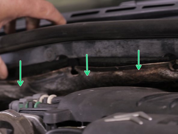 Détacher les attaches entre la barre en plastique et la moquette (isolant)