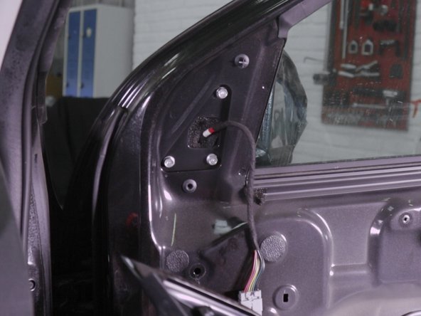 Retirer en tirent délicatement vers vous  la garniture du rétroviseur à l’intérieur de la porte