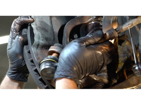 Connectez l'extrémité du tirant à la fusée d'essieu.