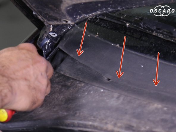 Repositionner la grille de la baie de pare brise,aidez vous d'un tournevis plat afin de la glisser sous le joint de la baie de pare brise