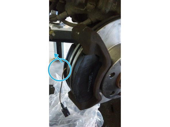 remontez la plaquette avec le témoin d'usure coté intérieur de l'étrier