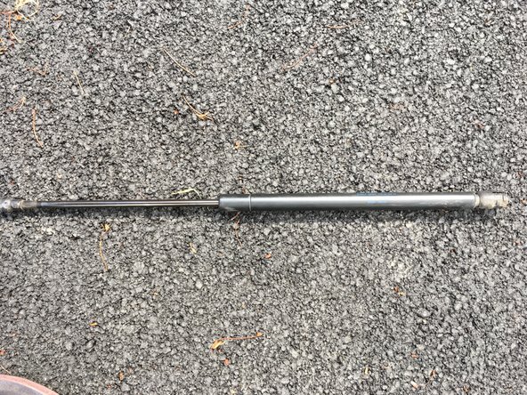 
Check the correspondence between the old and le nouveau v&eacute;rin de coffre (length, attachments).
